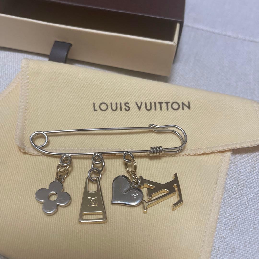LOUIS VUITTON ルイヴィトン　ロゴ　ピンブローチ