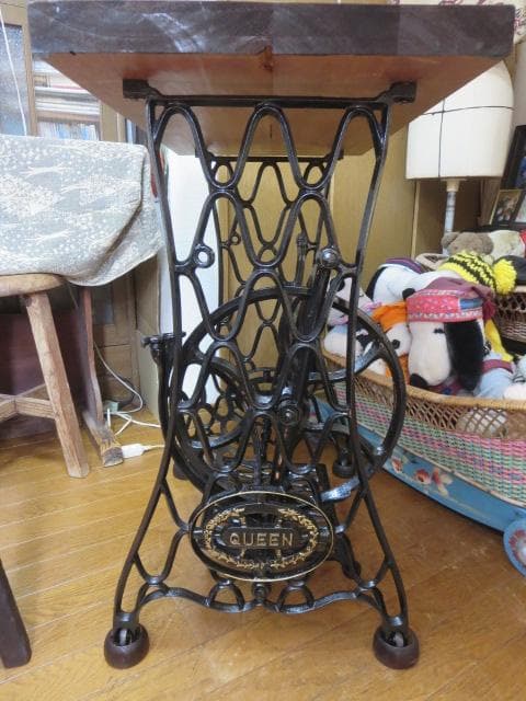 ※アンティーク※ QUEEN足踏みミシン脚のテーブル　アイアン　飾り棚