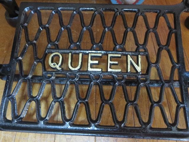 ※アンティーク※ QUEEN足踏みミシン脚のテーブル　アイアン　飾り棚