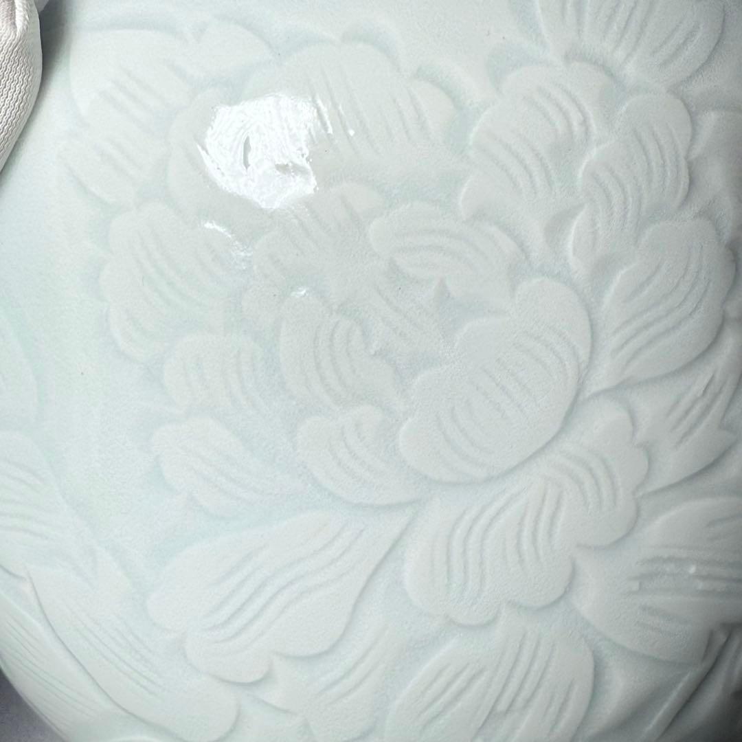 白磁の名工　樋渡陶六　造　青白磁牡丹絵彫文　水指　共箱　共布　極美品