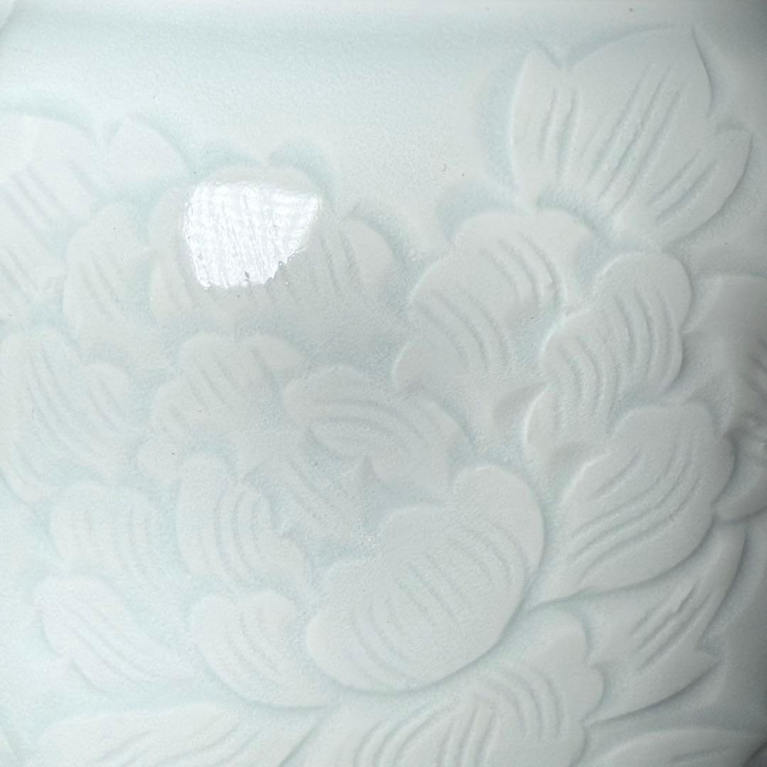 白磁の名工　樋渡陶六　造　青白磁牡丹絵彫文　水指　共箱　共布　極美品