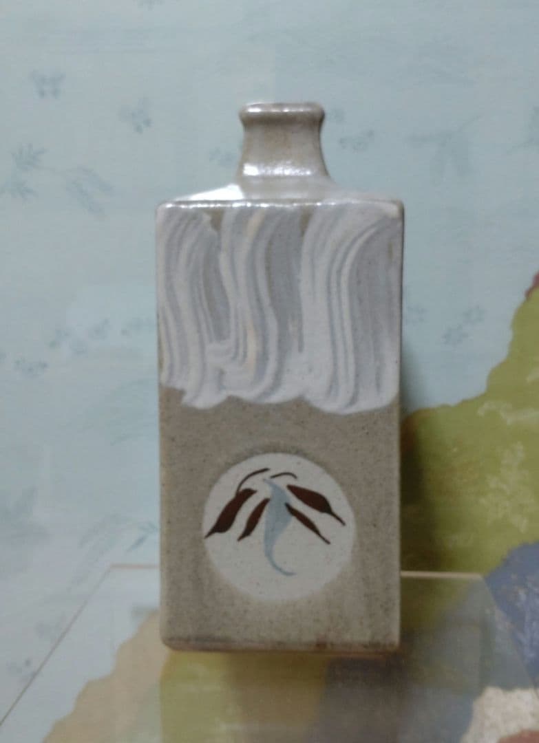 益子『明石庄作』刷毛目鉄絵花紋角瓶