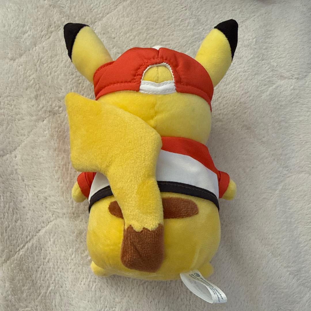 ピカチュウ ぬいぐるみ ポケモントレーナー レッド バッジ付き