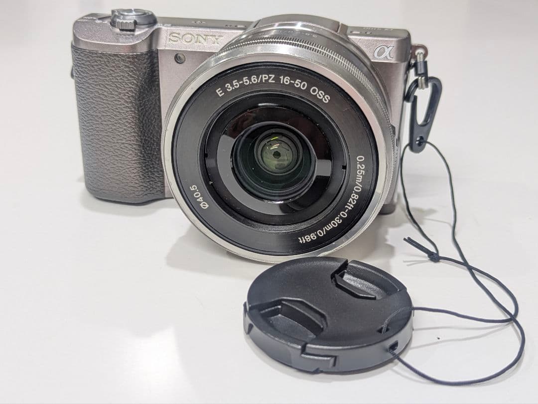 ソニーのミラーレス一眼 α5100　望遠ズームレンズ付き