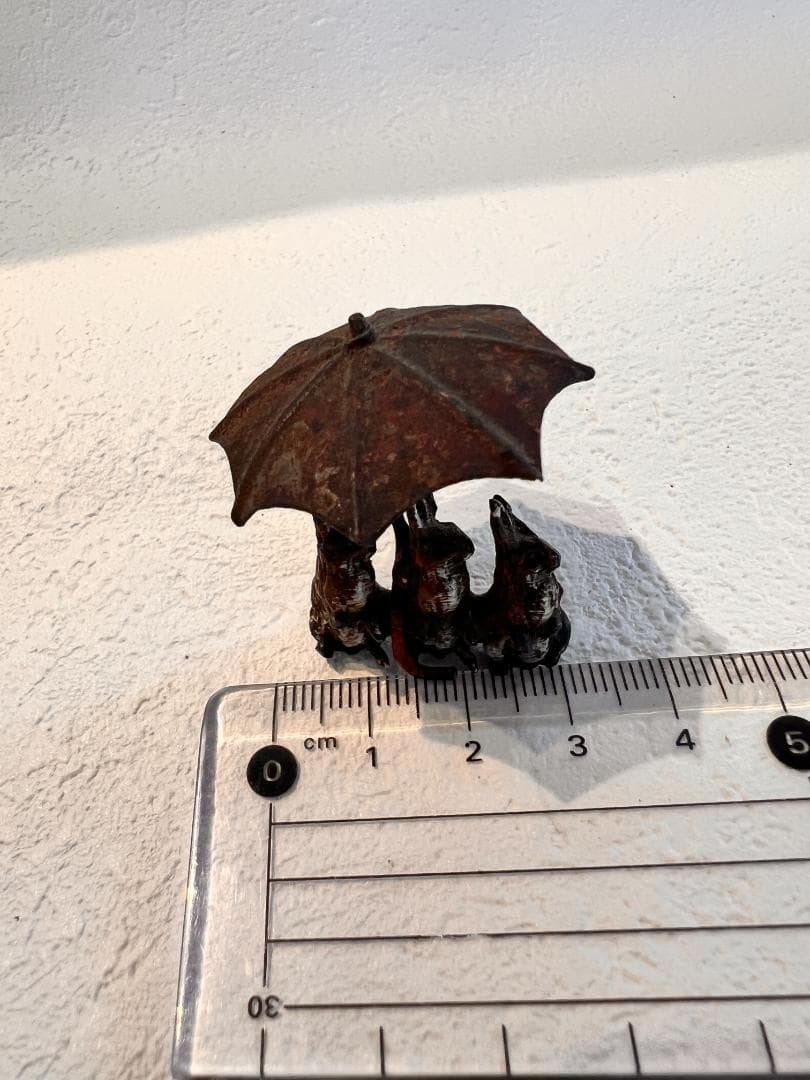 ビエナブロンズ　ミニチュアのフィギュア　３匹のうさぎと傘