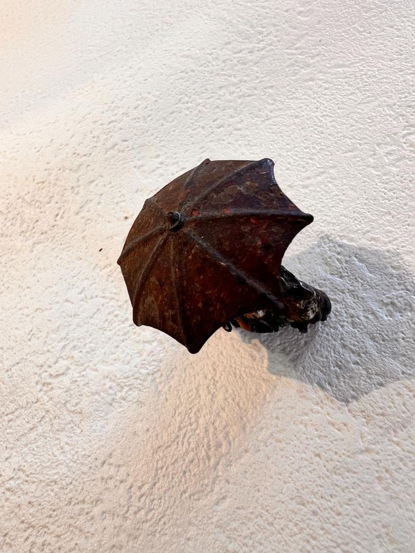 ビエナブロンズ　ミニチュアのフィギュア　３匹のうさぎと傘