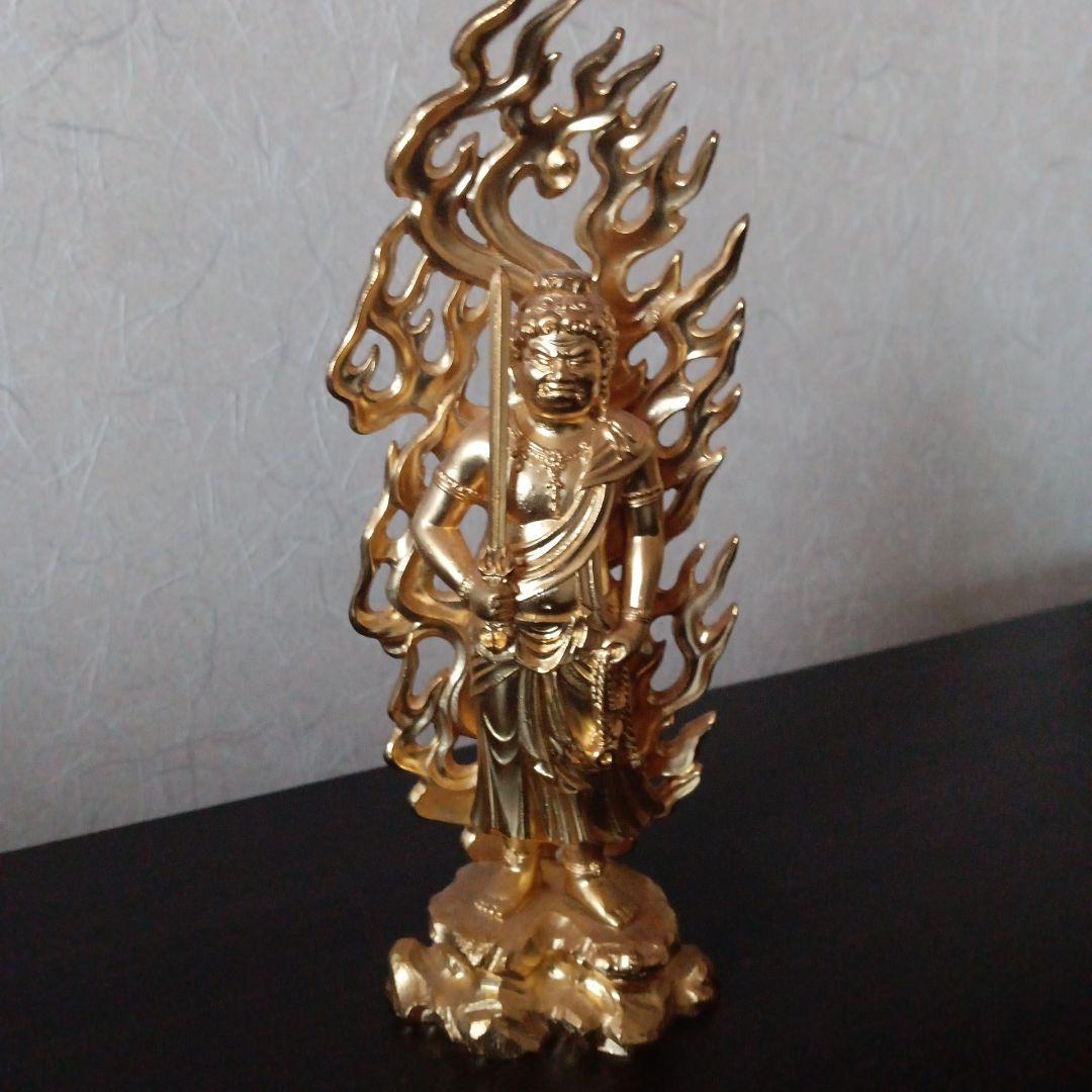 不動明王　金色の金属製仏像 炎のデザイン