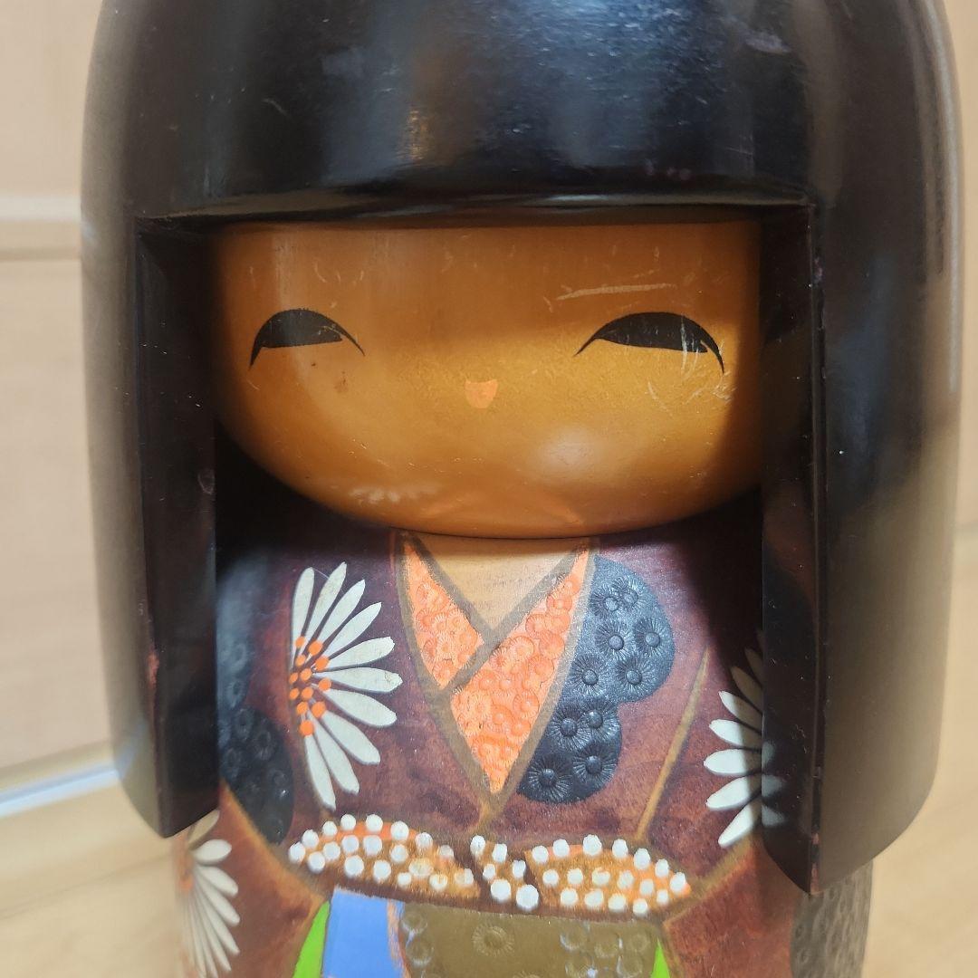 伝統的な黒髪こけし