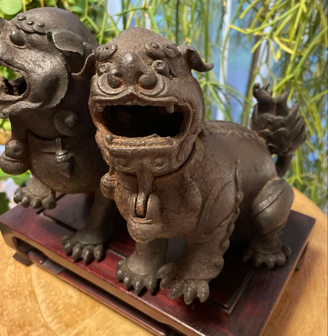 中国 骨董品 鉄製 狛犬 獅子像 木製台座付き