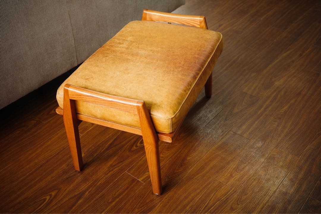 アクメファニチャーレザーオットマン