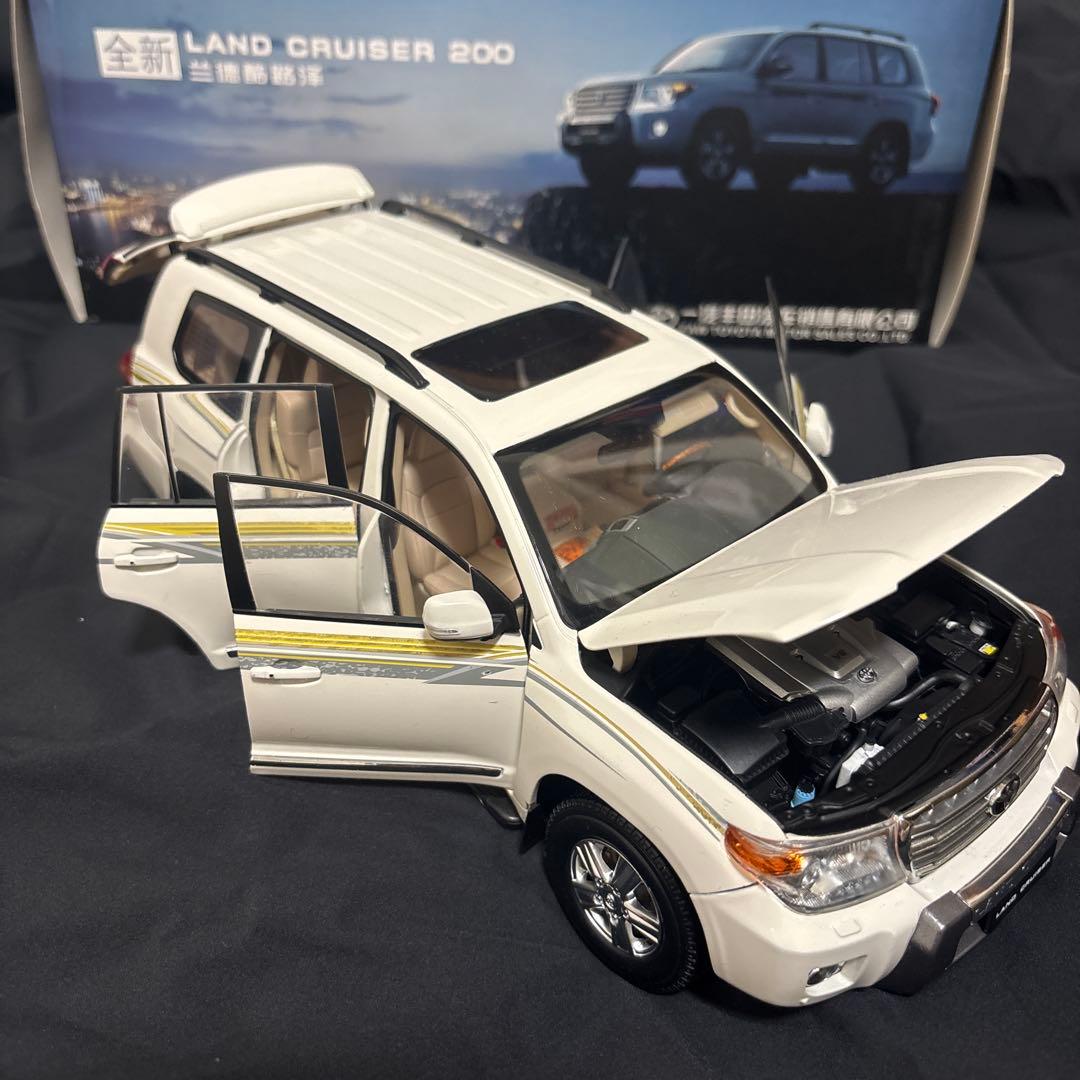 トヨタランドクルーザー200 1:18 ホワイト