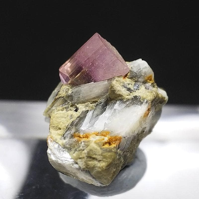 528 ピンクトパーズ トパーズ カトラン 結晶 母岩付 原石