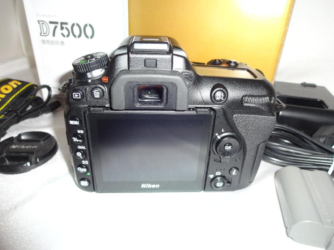 NIKON D7500デジタル一眼レフカメラボディ　ショット数27300です。