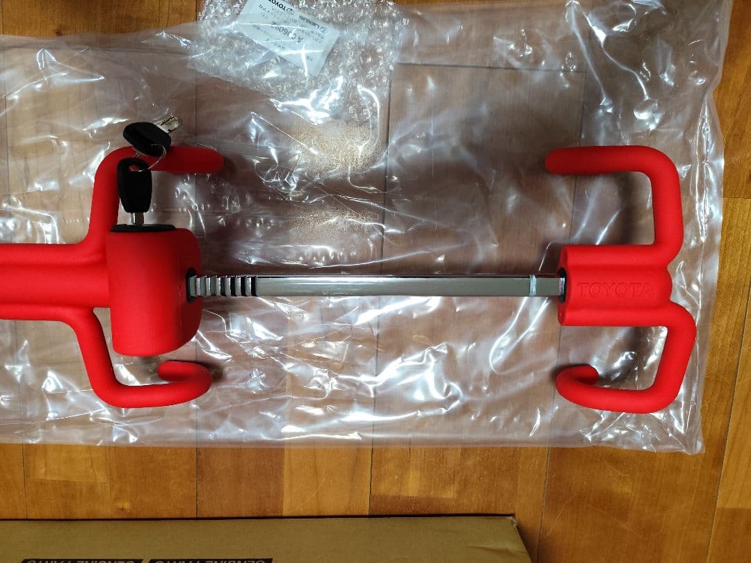TOYOTA ステアリングロック 赤　新品未使用　梱包