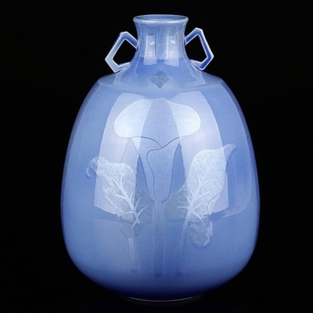 九谷焼　中田一於【人間国宝】作　耳付花瓶「淡青釉裏銀彩草花文」