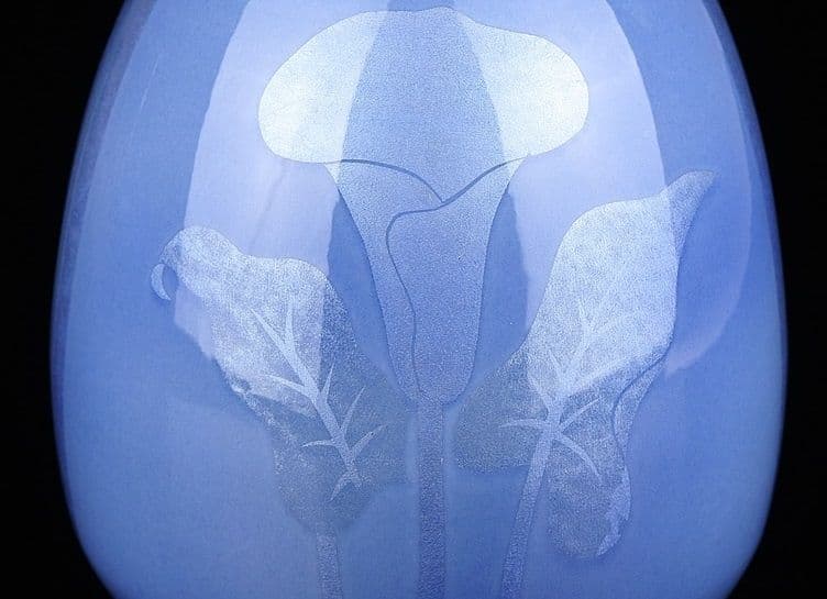 九谷焼　中田一於【人間国宝】作　耳付花瓶「淡青釉裏銀彩草花文」