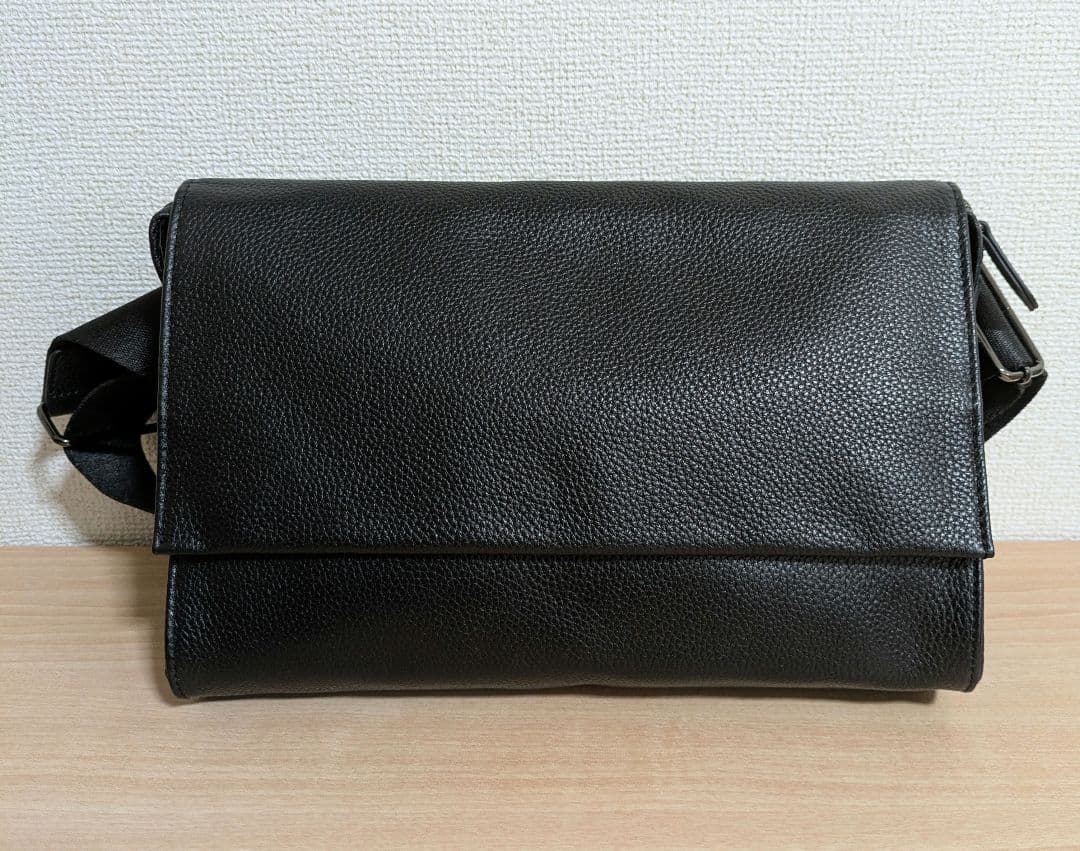 イアパピヨネ　ワイドテープショルダーバッグ　ブラック　黒　レザー　本革