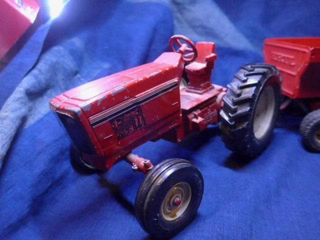 ヴィンテージトイです。米国ERTL製の赤い大型トラクターとトレーラーのセット
