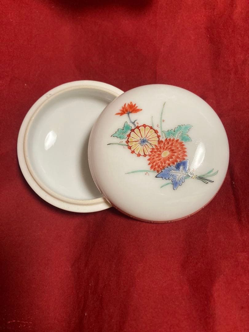 人間国宝　十三代酒井田柿右衛門色彩画菊文香合