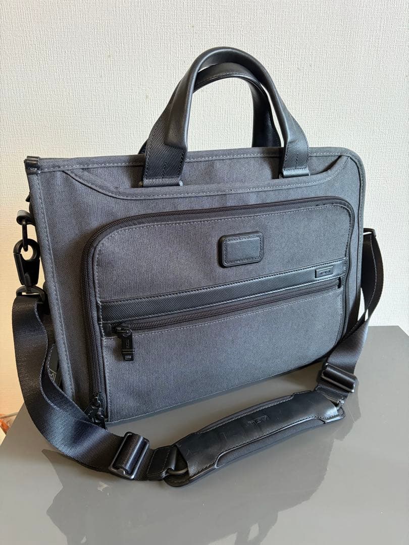 TUMI ビジネスバッグ鞄 レザー本革グレー灰色 スリム
