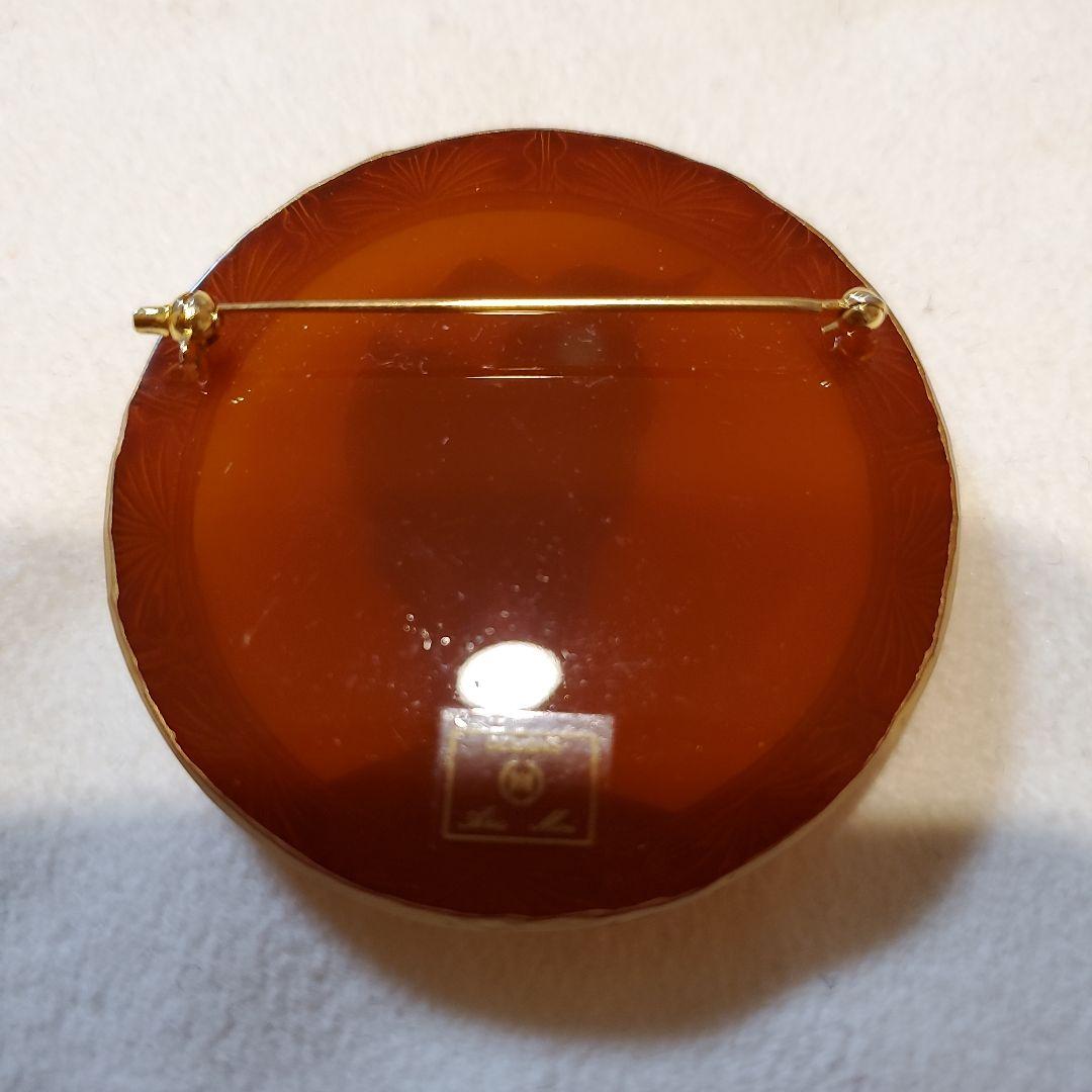 アキオモリ　白鼈甲調樹脂 山羊ブローチ