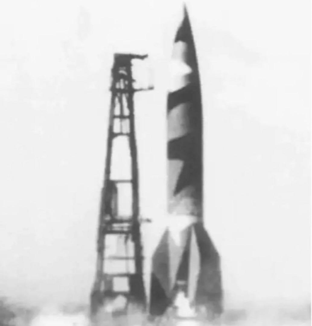 B）PMA製 WWⅡ ドイツ軍V2ロケット　弾道ミサイル　1/72 完成品模型