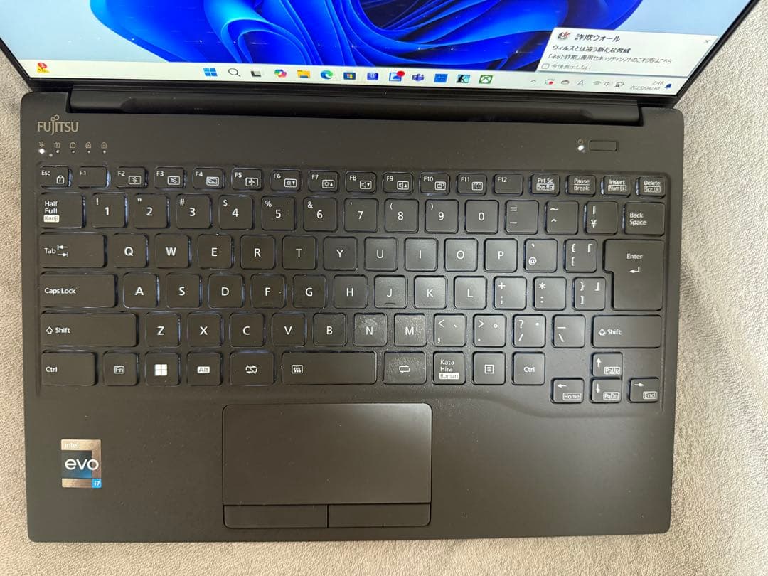 未使用に近い　FMV LIFEBOOK UH90/H1 ビクトブラック　ケース付