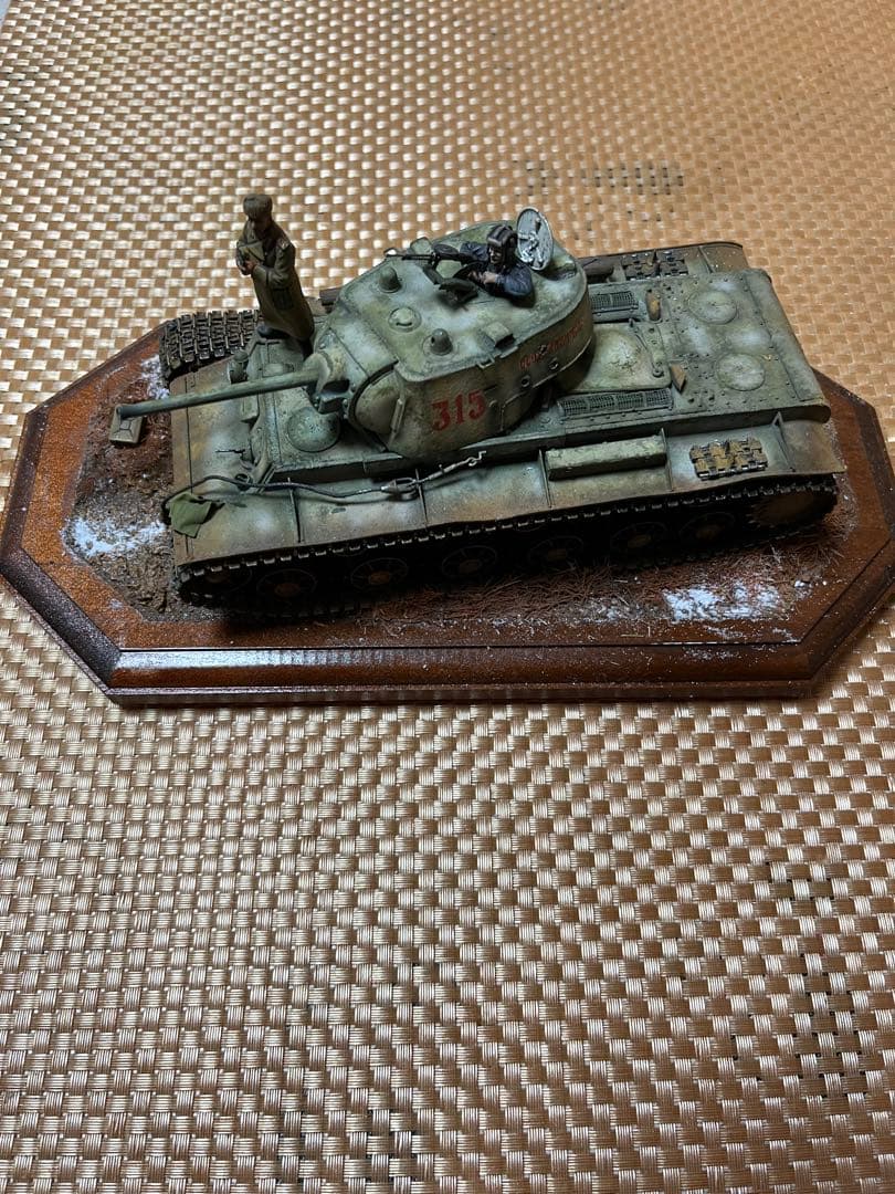 タミヤ1/35ソビエト重戦車KV-1(組立完成品)[台座・兵士2体]