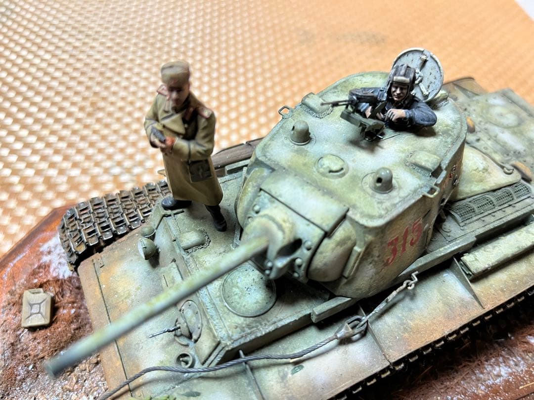 タミヤ1/35ソビエト重戦車KV-1(組立完成品)[台座・兵士2体]