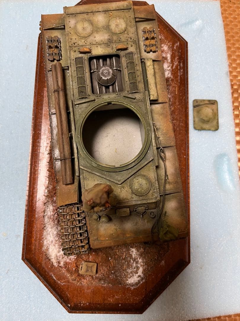 タミヤ1/35ソビエト重戦車KV-1(組立完成品)[台座・兵士2体]