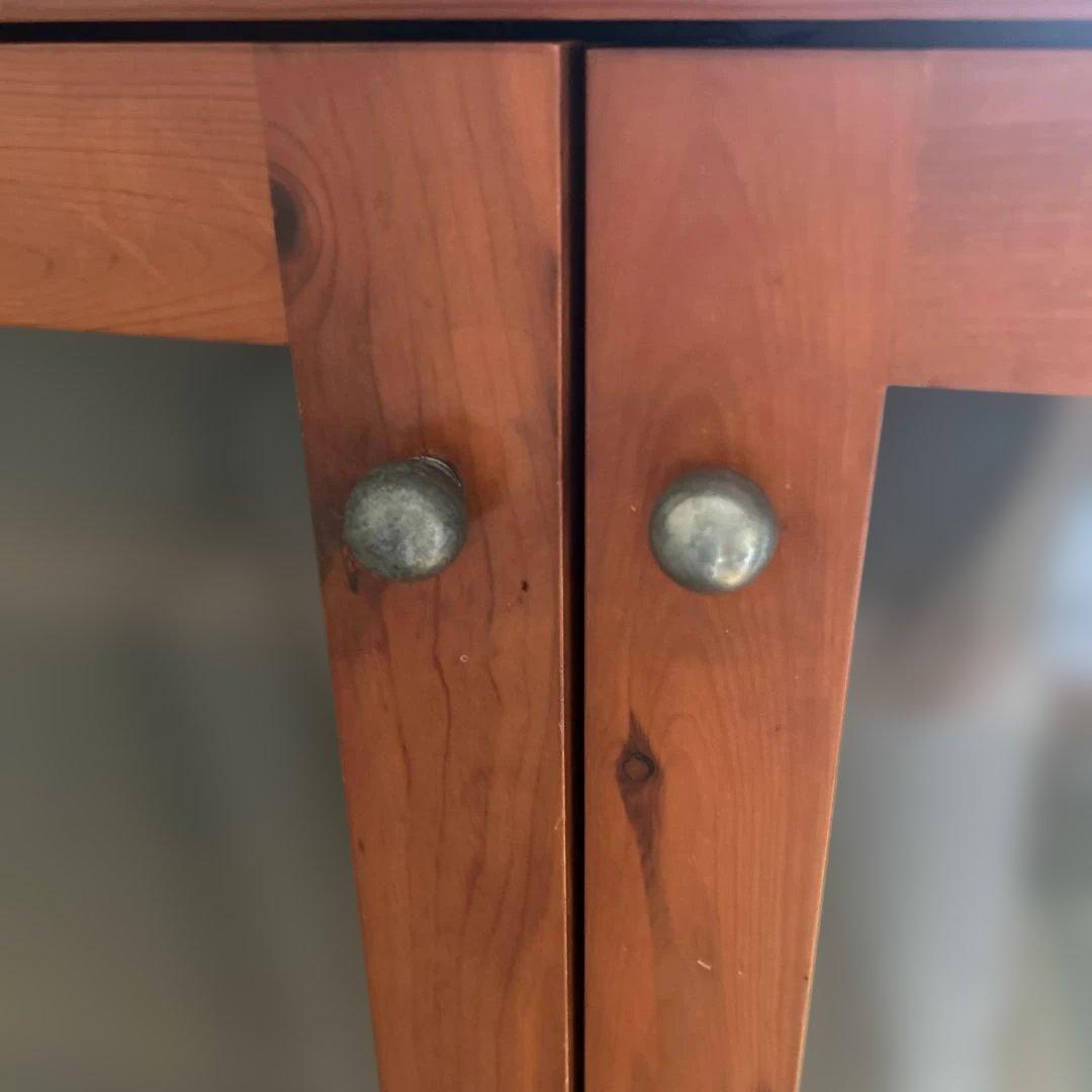 アクタスの木製キャビネット ガラス扉