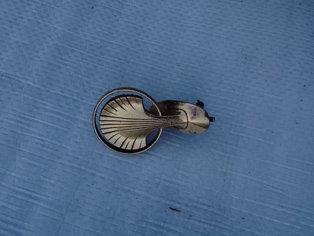 日産シーマ F50 ボンネットマスコット ゴールドカラー。