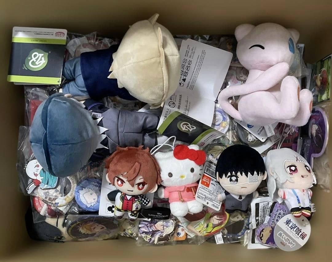 ノンジャンルまとめ売り 150点以上 缶バッジ ぬいぐるみ 紙類