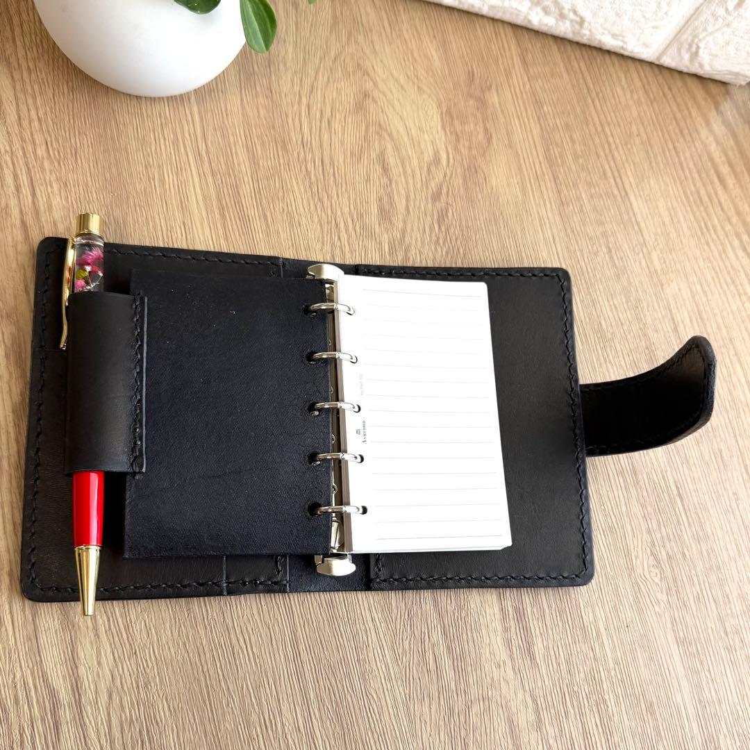 にこにこママページ【ヌメ革】M５システム手帳　ひねり錠　ブラック＆カウ柄