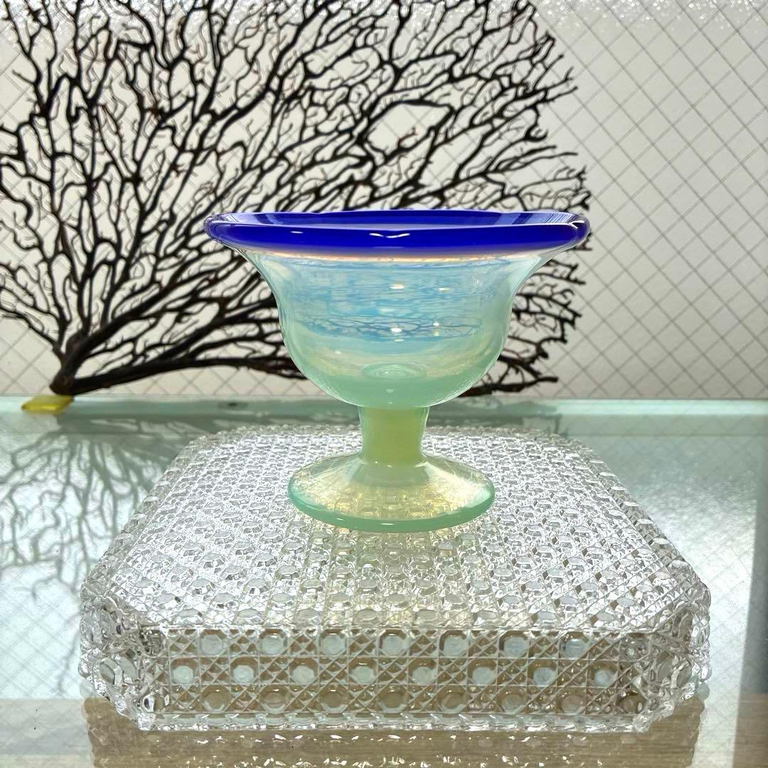 骨董　時代ガラス　希少　ラムネ色乳白色暈し　青色リップ朝顔型　氷コップ　ウラン