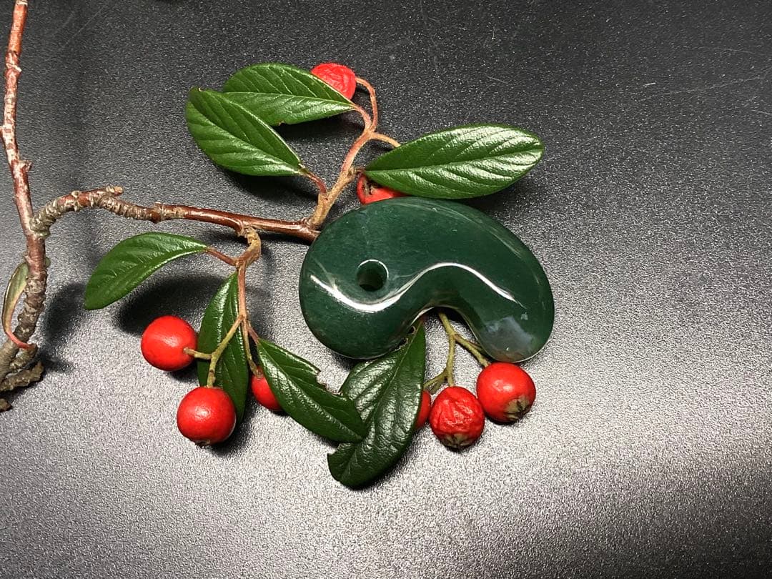 ✳花仙山*出雲勾玉【碧玉】　何処にも無い透かし紋様　本物保証品　身近な御守りに‼️