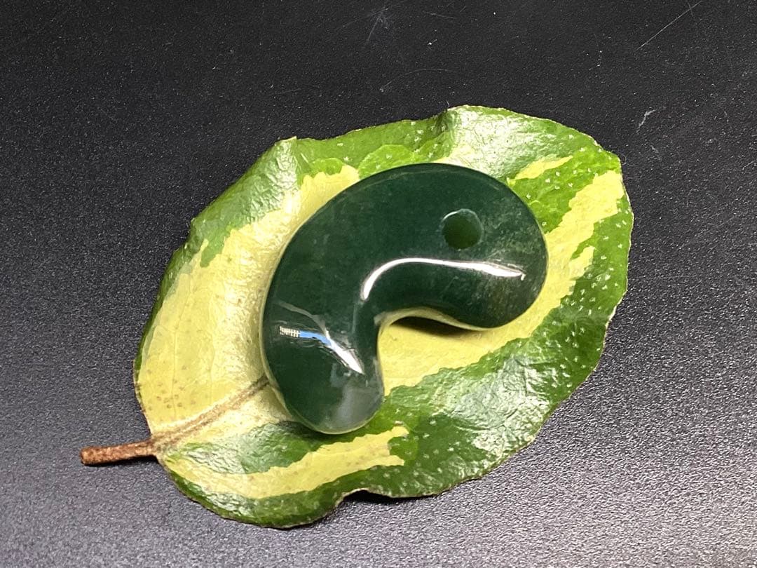 ✳花仙山*出雲勾玉【碧玉】　何処にも無い透かし紋様　本物保証品　身近な御守りに‼️