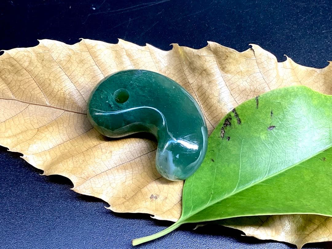 ✳花仙山*出雲勾玉【碧玉】　何処にも無い透かし紋様　本物保証品　身近な御守りに‼️