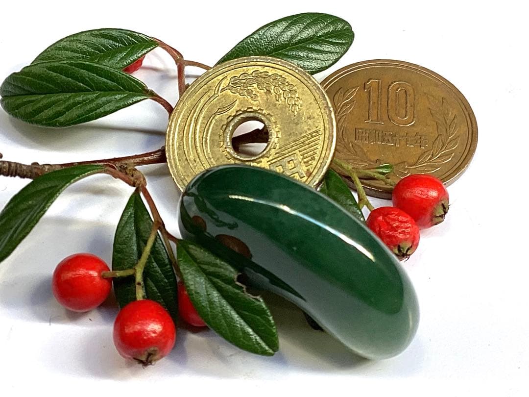 ✳花仙山*出雲勾玉【碧玉】　何処にも無い透かし紋様　本物保証品　身近な御守りに‼️