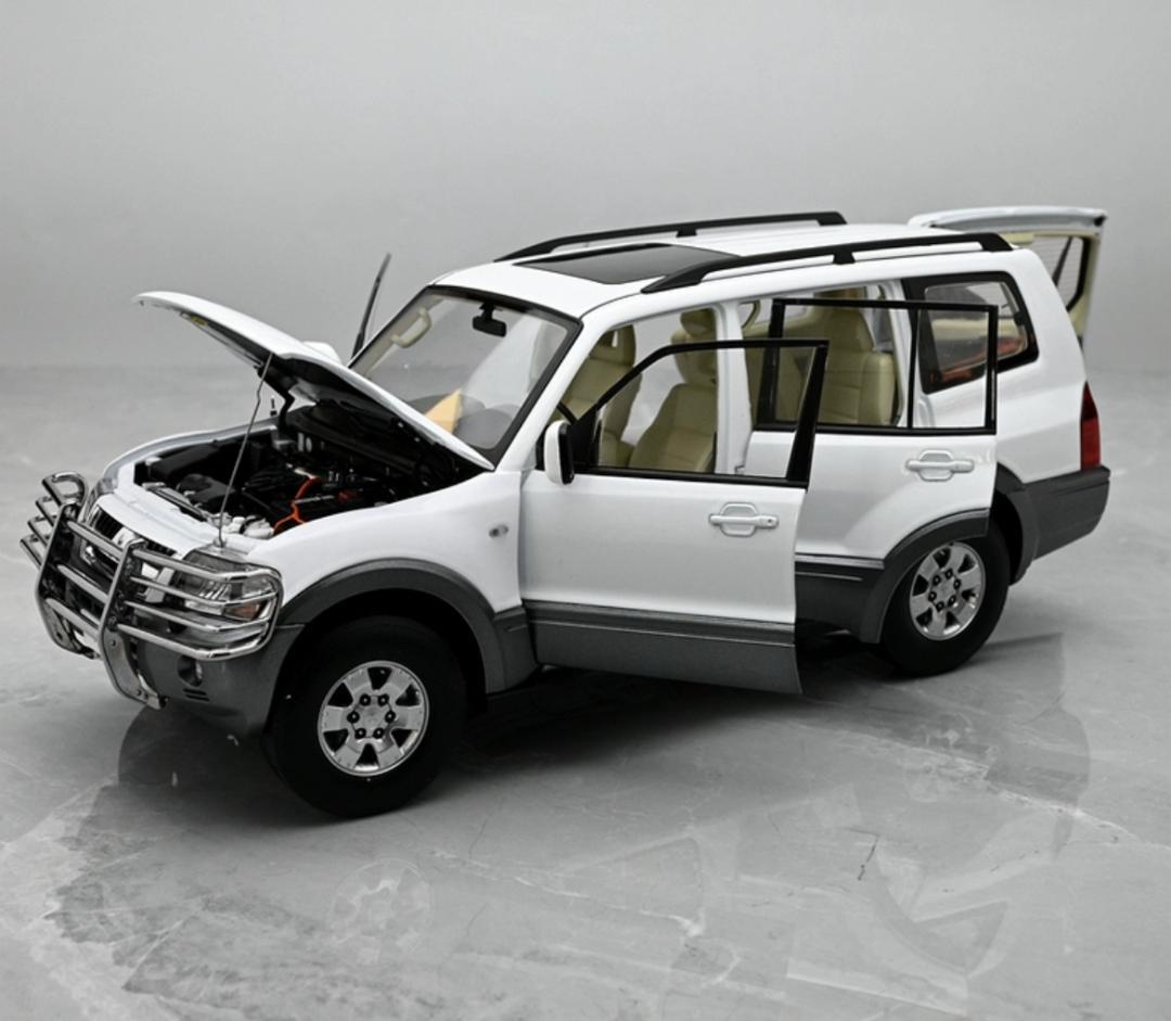 203-011 YC MODEL 1/18 三菱 パジェロ ホワイト