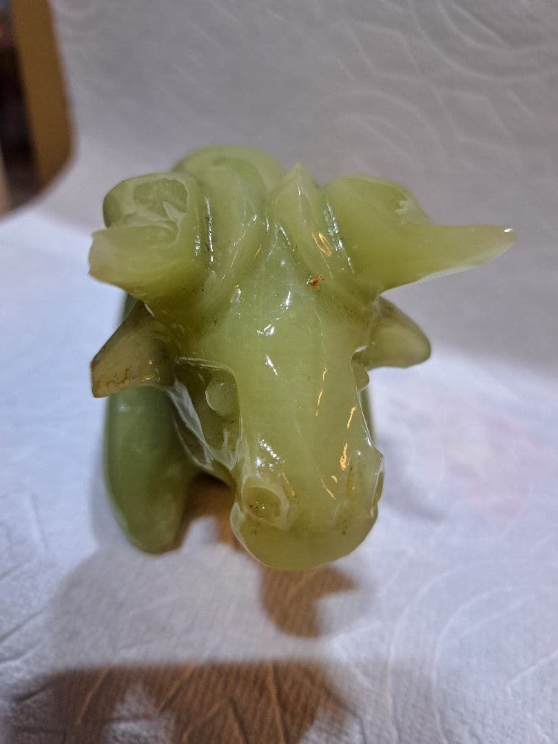 翡翠 牛の彫刻 約10cm