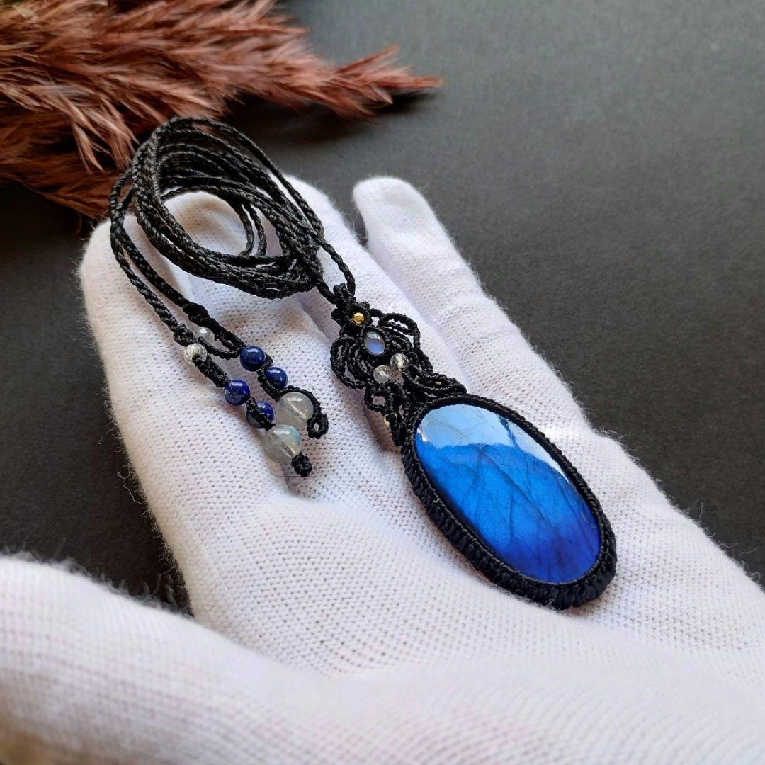 ラブラドライト＆ブルームーンストーンのマクラメ編みネックレス　ペンダント　天然石