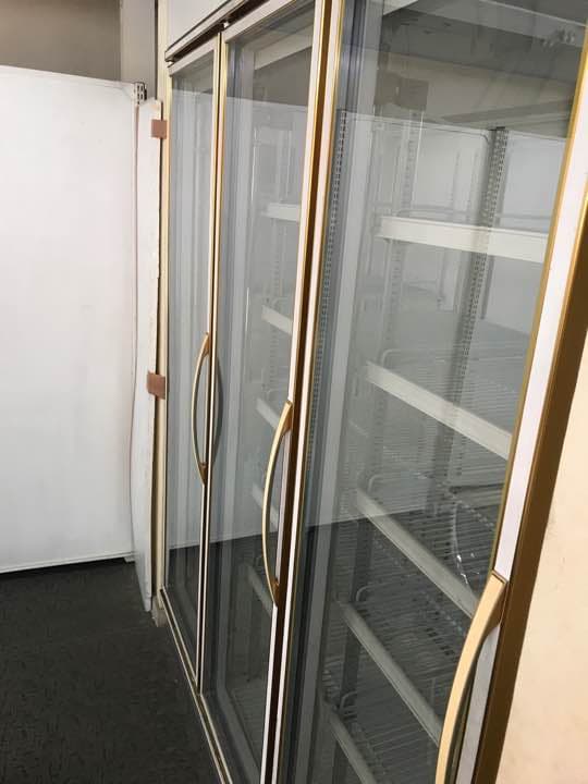 ショーケース用冷蔵庫