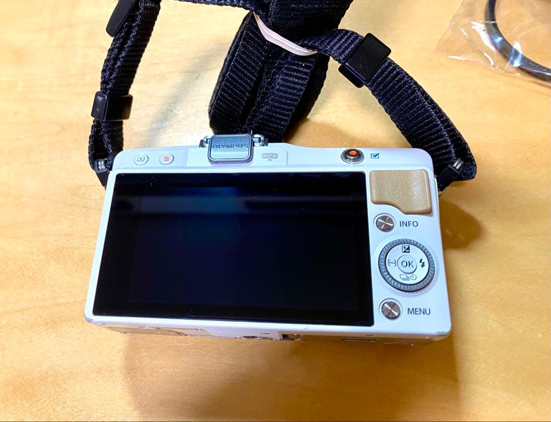 OLYMPUS E-PM2ミラーレスカメラ バッテリー2個付き