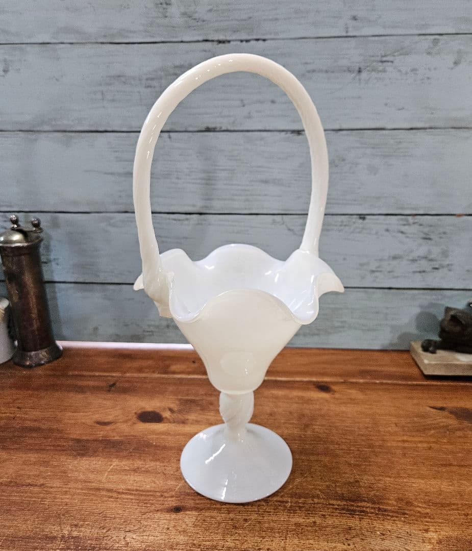 フランスアンティーク オパリンガラスの花瓶 フリル ツイストハンドル バスケット