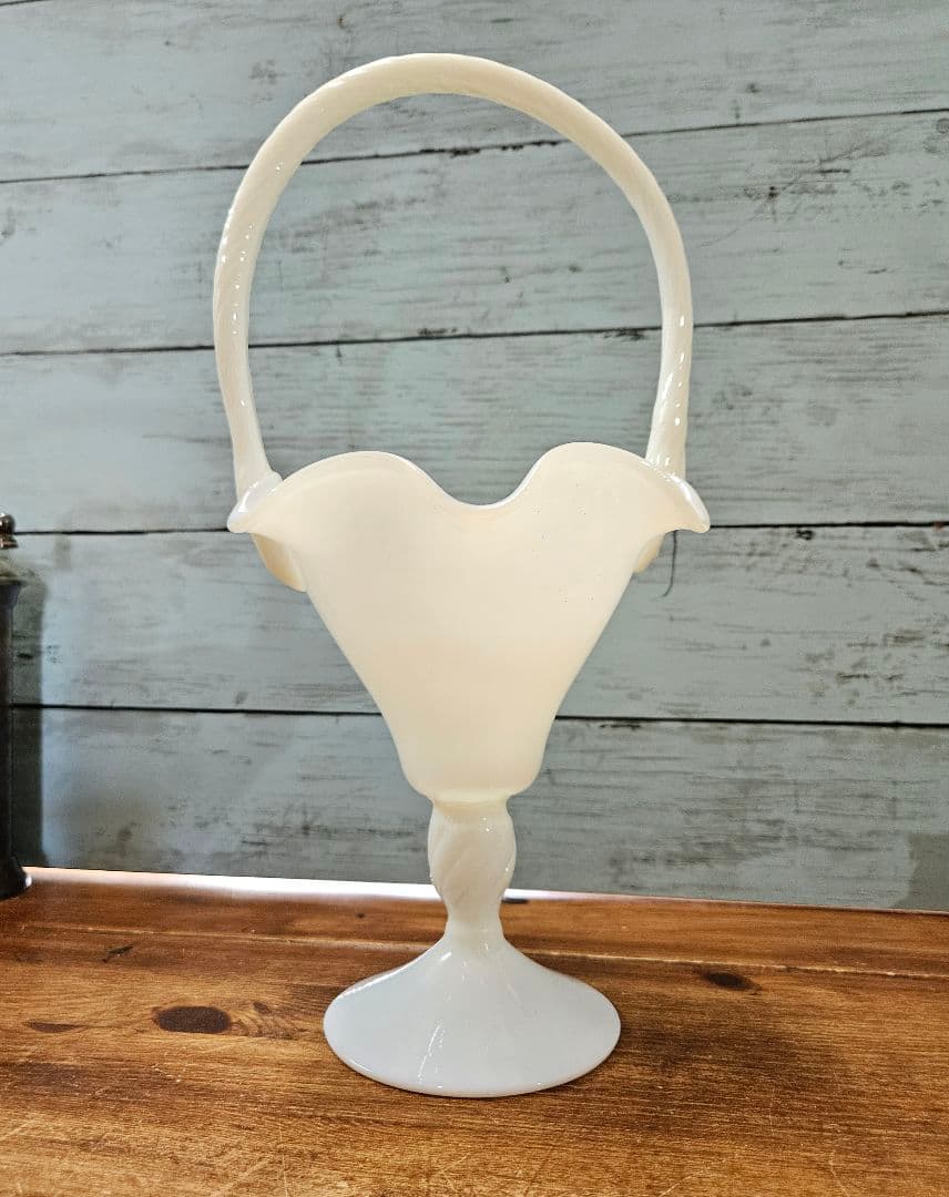 フランスアンティーク オパリンガラスの花瓶 フリル ツイストハンドル バスケット