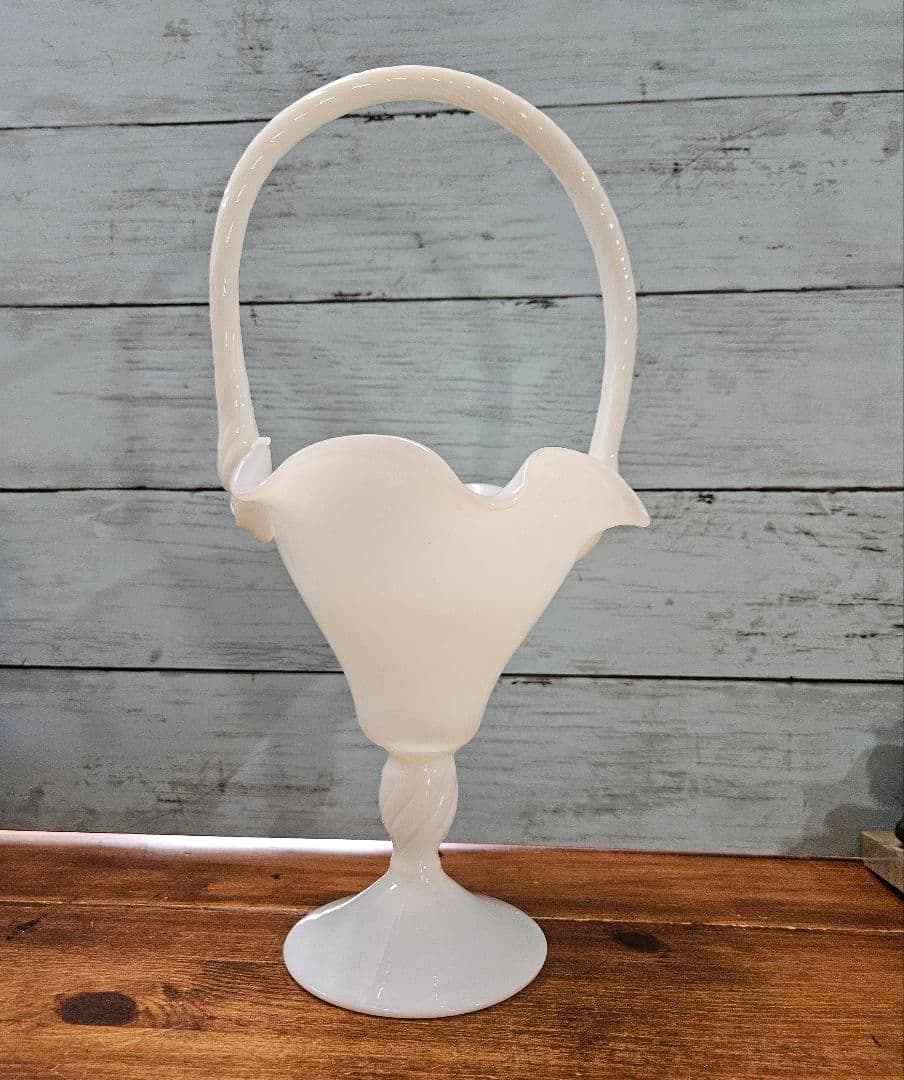 フランスアンティーク オパリンガラスの花瓶 フリル ツイストハンドル バスケット