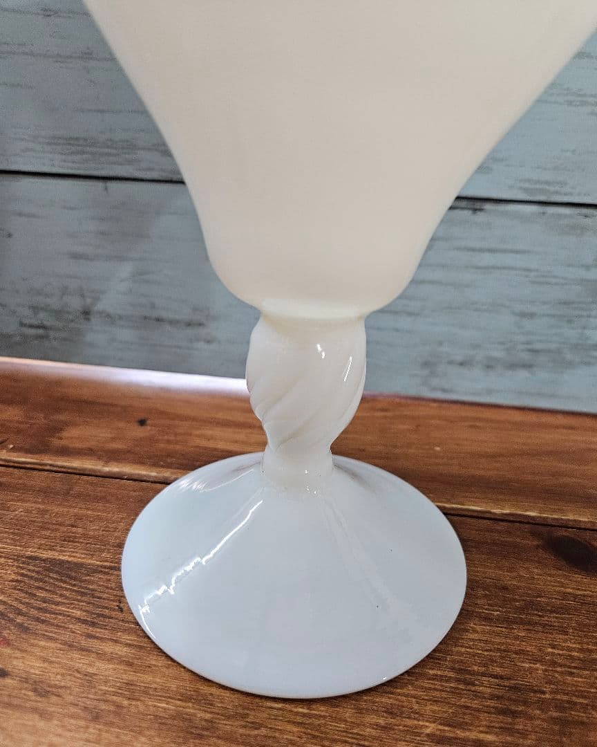 フランスアンティーク オパリンガラスの花瓶 フリル ツイストハンドル バスケット