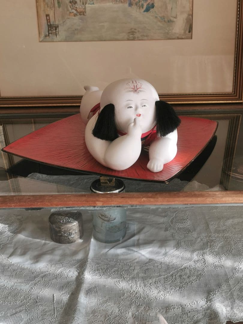ヴィンテージ 28㎝大型這児人形 博多加賀はいこ 赤に金糸 骨董 朱漆塗り盆台付