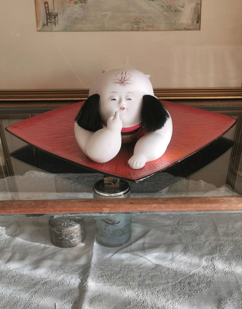 ヴィンテージ 28㎝大型這児人形 博多加賀はいこ 赤に金糸 骨董 朱漆塗り盆台付